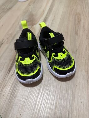 Nike Kids Black and Neon Yellow Velcro Sneakers